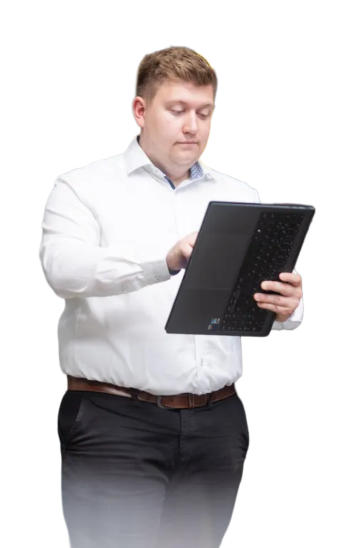 Samuel Wolf mit Laptop in der Hand