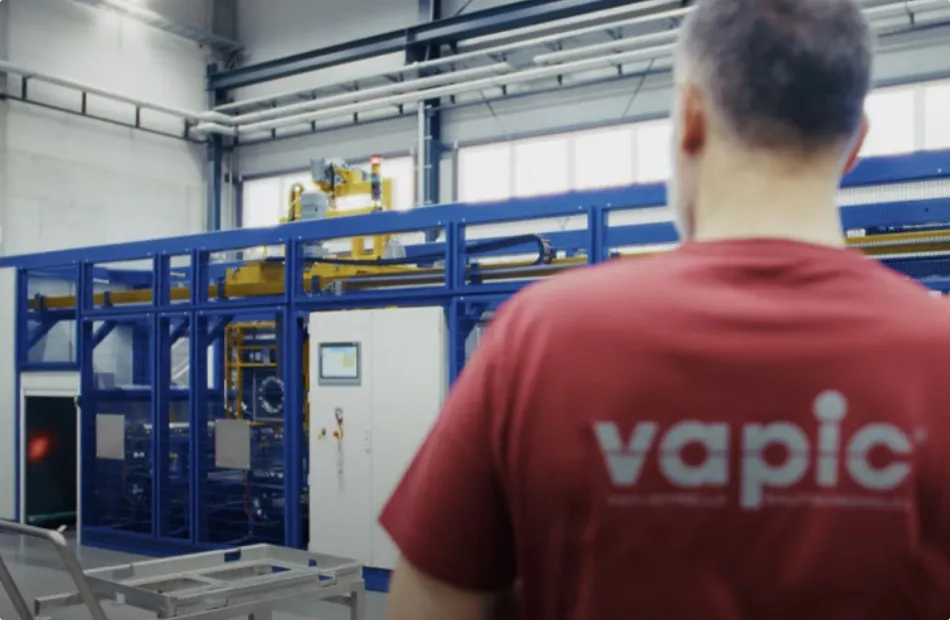 vapic Mitarbeiter vor Anlage für industrielle Teilreinigung
